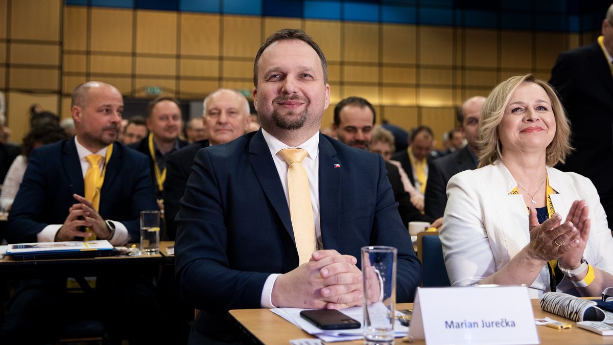 Obrazem: Žlutomodří lidovci zvolili Jurečku, dělali si selfie s Bartošem